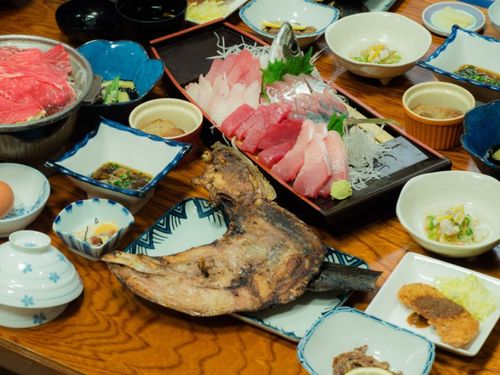 民宿わかたけ自慢の夕食コース。中央にあるのは「名物」鮪のカマの塩焼きです。