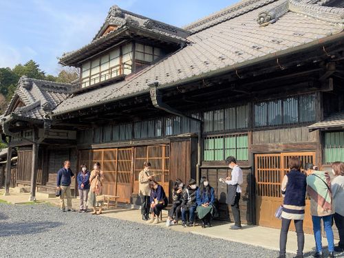 お客様の予約確認をするスタッフさん（昨年度の様子）