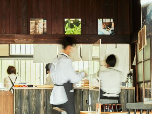 開店準備中の店内の様子（昨年度）