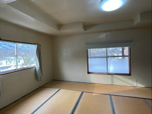 シェアハウスは6畳和室、目の前は、川！コンビニ徒歩3分！