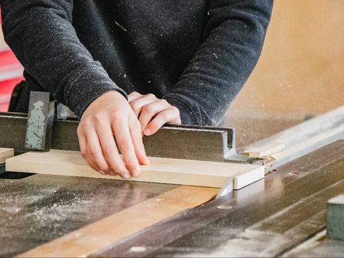 ミリ単位の繊細な作業に集中。当日は、どんな工程が体験できるかお楽しみです。