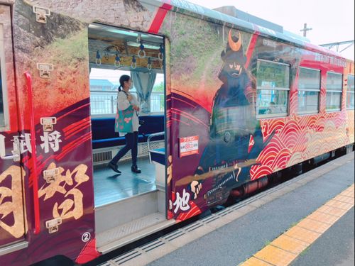 明智光秀をモチーフにした電車（「麒麟がくる」とは別デザイン）