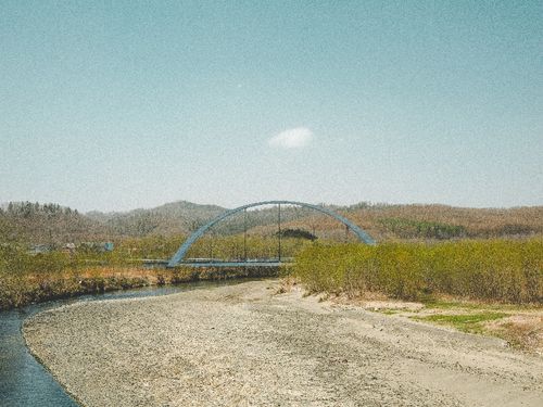 町内を流れる川とその風景。自然をとても近くに感じる町です。