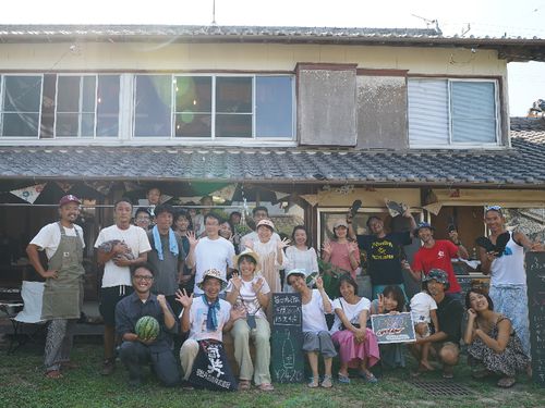 先日のマルシェの様子。古民家に人が集まり活気と笑顔が溢れた。