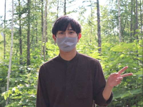 道内出身の２３歳。下川町には町民が気軽に入れる町有林がいくつもある。町有林前にて。