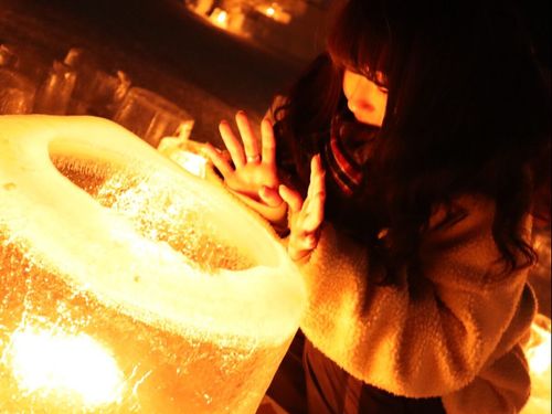 池田　美咲：道内出身の２３歳。中でも好きな町のイベント、アイスキャンドルミュージアムにて。