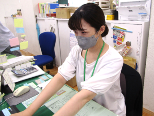 後藤枝理子さん。令和４年度から健康ほけん課で働いています。自然豊かな町で働きやすい所です！