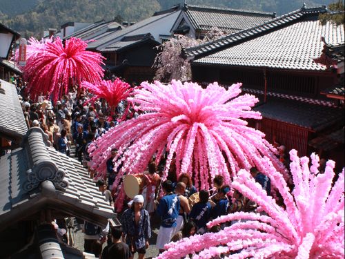 「花みこし」が並んだ美濃まつりの風景