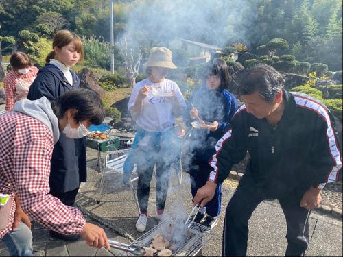収穫した野菜・釣った魚やジビエ肉など自給自足的BBQで地域の方々と交流