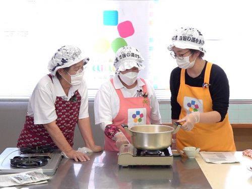 地元のおばちゃんたちと一緒に郷土料理づくりも！