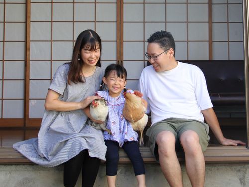 他にも、地域で暮らすメンバーと一緒にお迎えします［写真＝移住者向けのサポートをしている藤原さんファミリー］