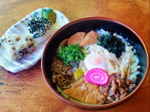 一番人気の具沢山「しこたまうどん」