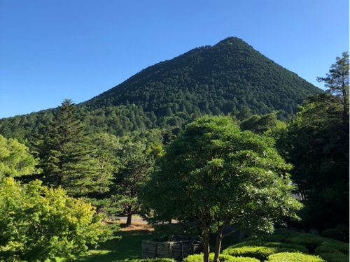 校舎周辺の景色（三上山）