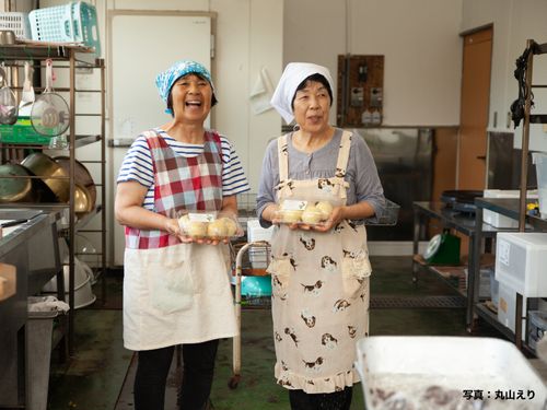 高山村でお饅頭をつくる「ひまわりグループ」のお母さん