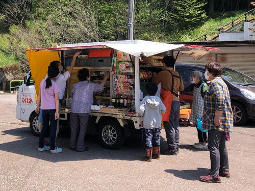 山の地域でも安心！移動スーパーも周っています。