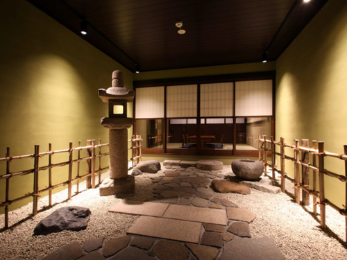 旅館内の石を基調とした庭園
