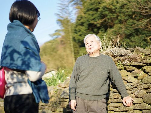 地域の人とおしゃべり。大事なコミュニケーションの時間（写真：繁延あづさ）