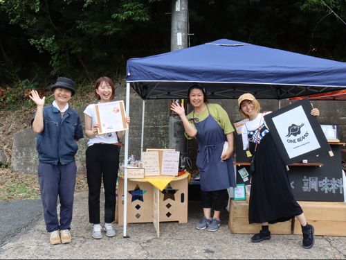 それぞれのアイデアがつまった商品を販売中！地元マルシェでの出店の様子。