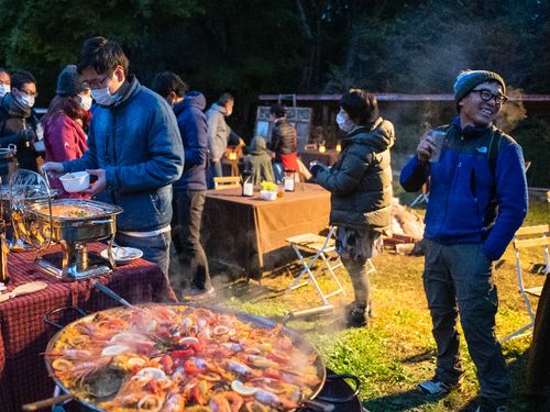 焚き火を囲みながら伊那で活躍するキーパーソンとの交流会
