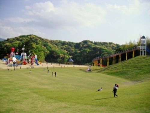草スキーや全長36ｍのローラー滑り台が楽しめる臼杵市総合公園