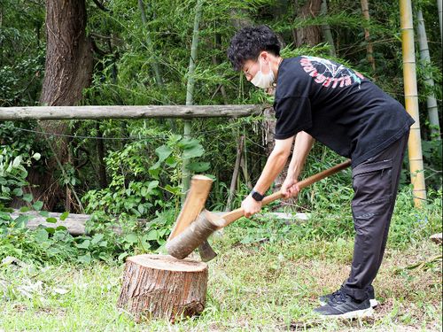 空いた時間は薪割りに精を出す尾田くん