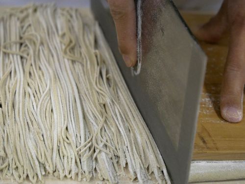 休校になった校舎で十割そばのそば切りを体験