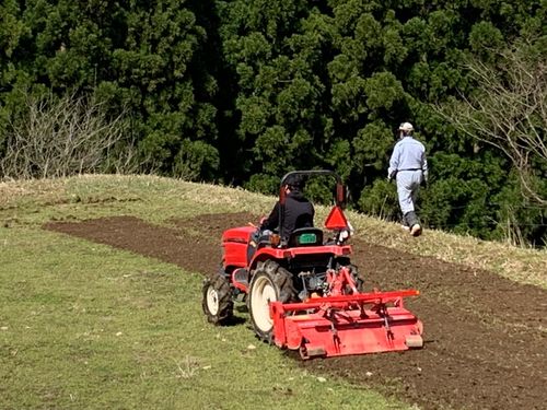 男の子は乗り物が好き！地域民を先生にトラクターオペの練習中