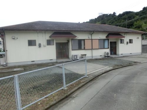 吉田地区の「温州」。周りの山々には蜜柑畑、海も徒歩圏内にあります。物件は二戸あり左右対称の造りです。
