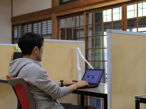 南仙荘。快適なネット環境と、窓の外に広がる風景が好評です。