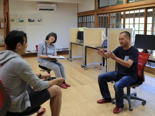 なごやかな雰囲気のなか、話がすすんだ座談会。この後、近所の方に鮎を振舞っていただきました。