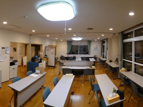 開放感のある教室。真剣に勉学に励みながら時には談笑も。