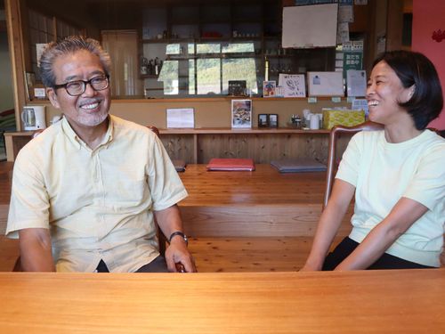 株式会社ゆきのうら・事務局長の渡辺さん（65歳、雪浦出身）。写真右は協力隊と同じ職場で働く荒瀬さん