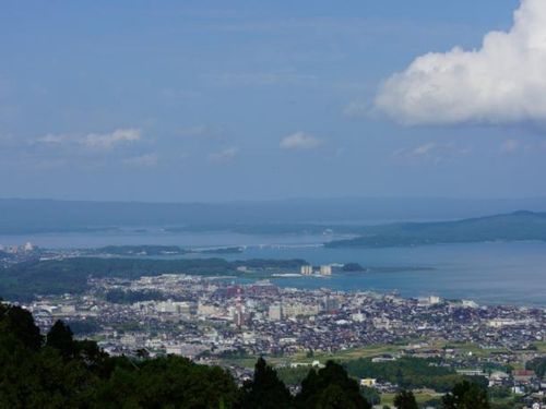 手前に見えるのは和倉温泉、奥に見えるのは能登島です