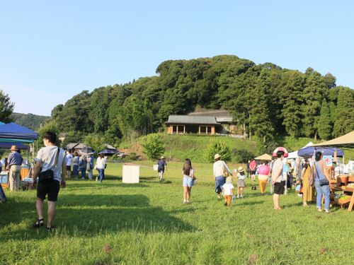 ほんまもん農産物の生産者さん達が出店するファーマーズマーケットもあります