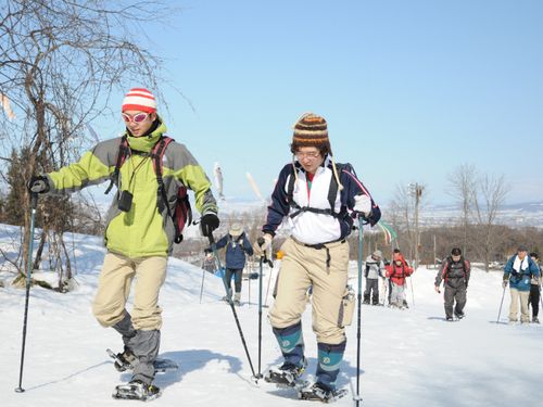 ふかふかに積もった雪の上を歩くスノーシュー