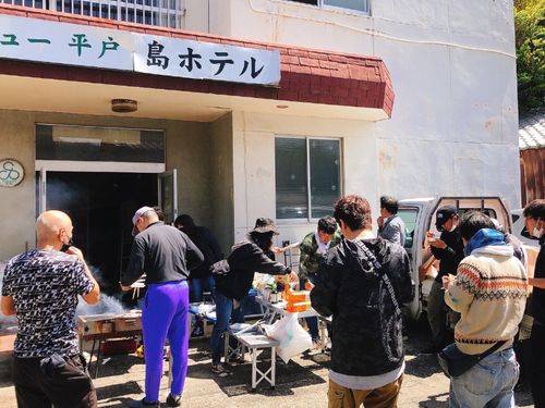 お昼はみんなでバーベキューを食べました