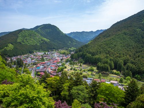 山に囲まれた洞川の町並み