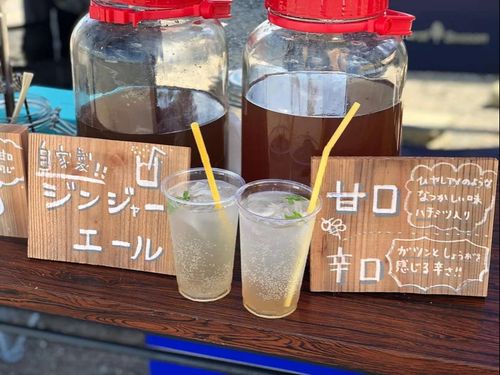 「生姜の６次産業化のきっかけに..」とコーディネーターがジンジャーエールを試作中