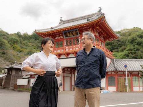 武雄温泉楼門前にて。コーヒーショップ喜蔵の原田さんと墨絵筆アーティストのokkoさん。頼りになる地域の先輩たちもあなたを待っています！