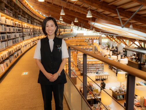 武雄市図書館があるから武雄に移住した！　という人もいるほど人気の図書館。職員さんの笑顔も素敵。