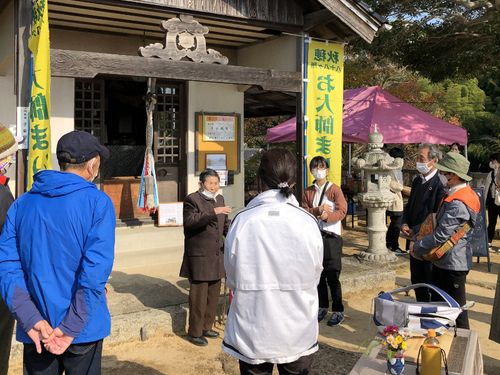 21番札所のお世話されている方のお話しを聞く参加者