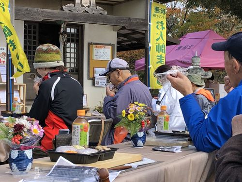 作ったお接待料理を景色のいい札所でいただきます
