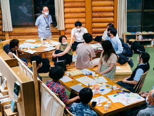緑泉寮に隣接するブックカフェ「風舟」でのワークショップの様子