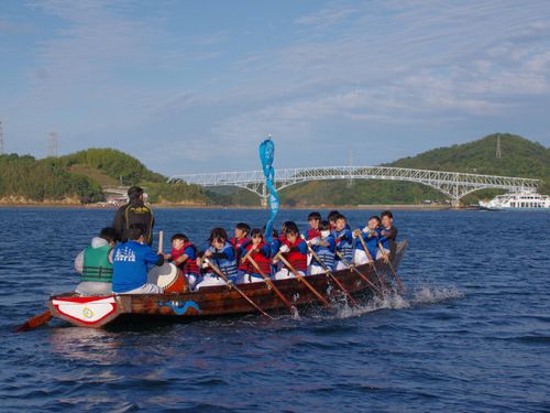 町の伝統文化である「櫂伝馬」で大崎上島を１周する「旅する櫂伝馬」。