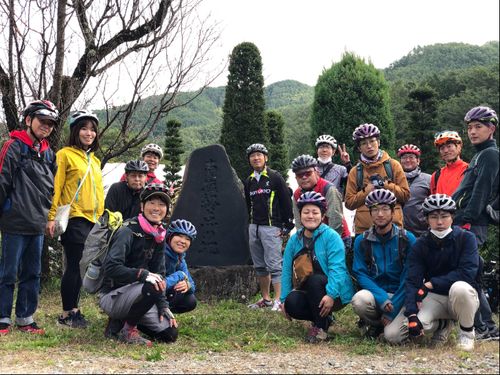自転車ツアーで辰野町に残る塩の道の名残「南塩終点の地」を紹介！