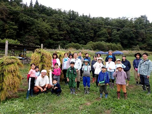 有機農法の田畑で作物を育てる体験は、親子に人気。ここで作られた大豆を使って、子どもたちと“納豆”や“味噌”をつくっていきましょう。