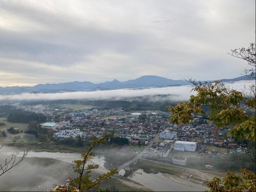 麒麟山山頂から雲海が晴れた後に見えた高校