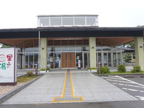 車で5分ほどで、共同浴場へ！買い物や飲食店もあります