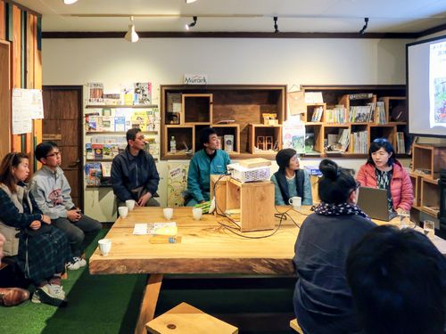 毎月、TerakoyaCUBE（てらこやきゅーぶ）という地域交流イベントを行っています。このイベントでは、毎月地域で生業を持って暮らしている方をゲストに、今まで何をやってきたか、これから何をやっていきたいかを発表していただいています。