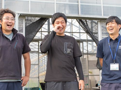 先輩農家の寺嶋さん（左）は会社員から農家へ転身！